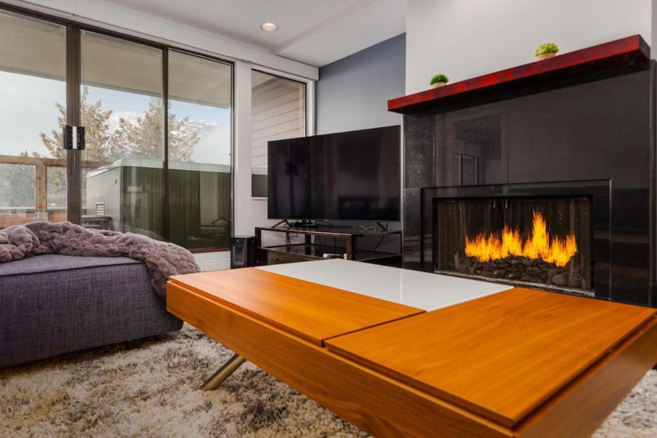 Patagonia 2 Bed 2 Bath With Private Hot Tub Whistler